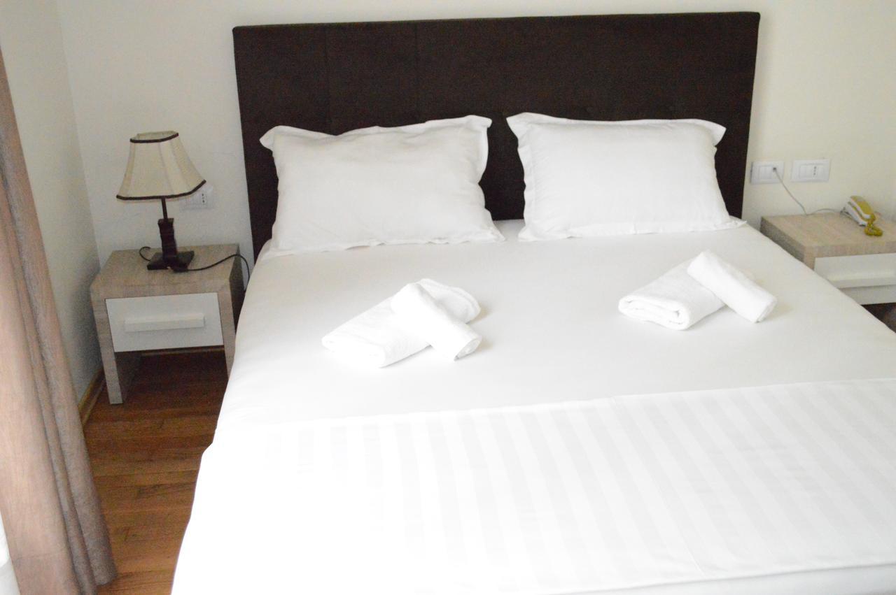 Living Hotel Tirana Eksteriør billede
